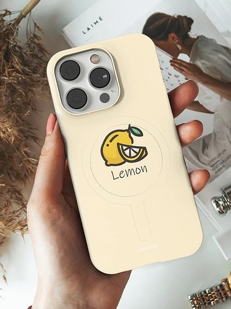 아이폰15플러스 맥세이프 케이스 귀여운 과일 사과 한 손에 든 케이스의 뒷면 전체